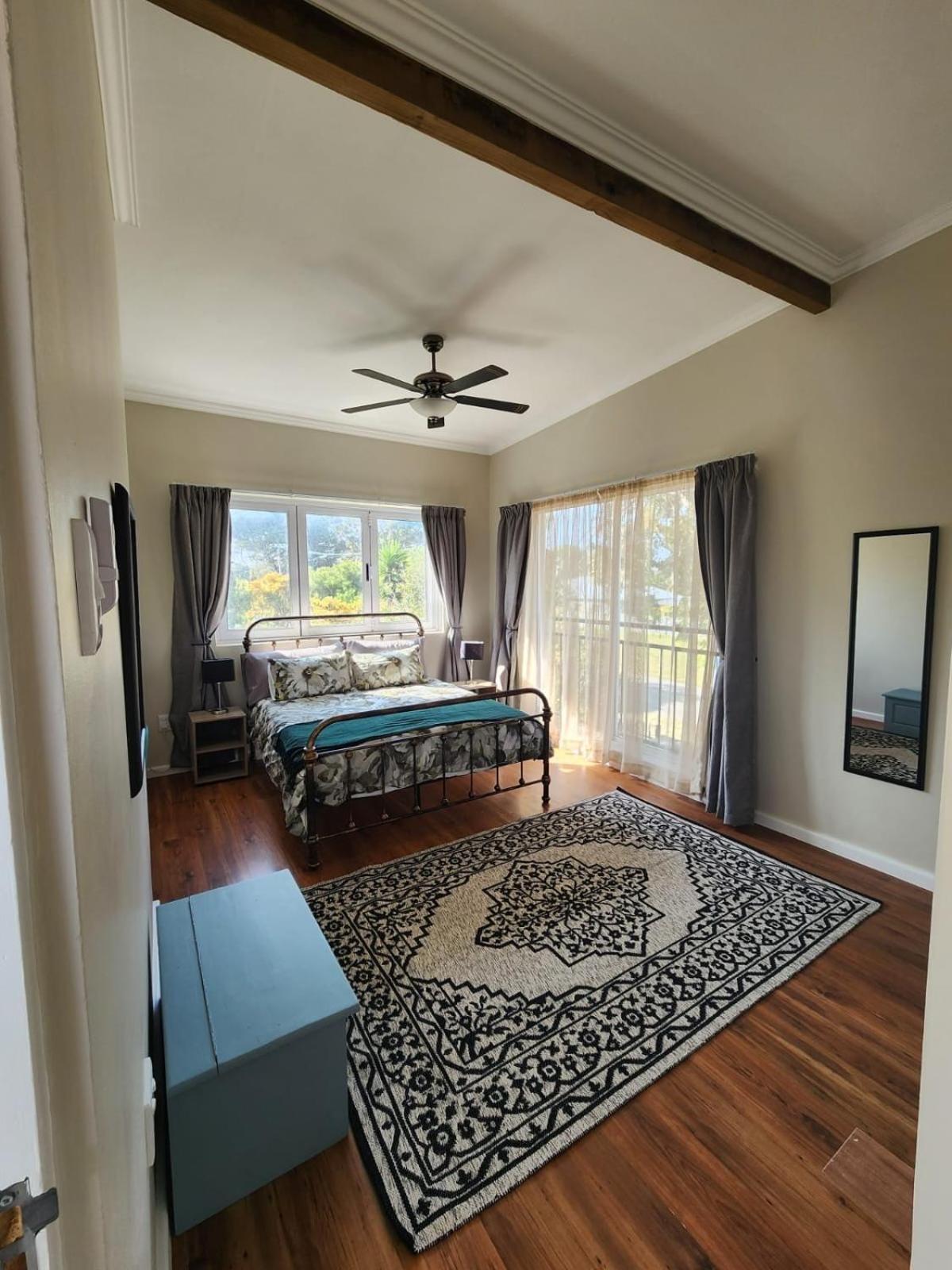 Upstairs At 38 Apartment *